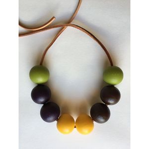Elegante Collar de Moda Clásica con Cuentas de Resina y Madera - Product Image 1