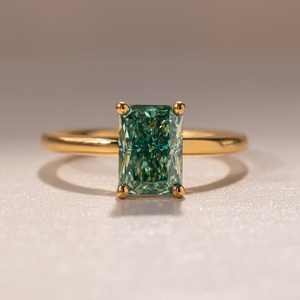แหวนหมั้นเพชรทรงเรเดียนท์คัทสีเขียวเพาะเลี้ยงในห้องปฏิบัติการ ทองคำ 14K 18K สีเหลือง แหวนเพชรเม็ดเดี่ยว หรูหรา สั่งทำได้ เครื่องประดับเจ้าสาวขายส่ง - Product Image 4