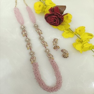 Ensemble de collier et boucles d'oreilles ethniques plaqués or rose traditionnel, bijoux en cristal perlé rose - Product Image 1