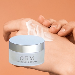 Crème hydratante et éclaircissante OEM au meilleur extrait de Tremella et de Sakura pour peaux ternes, crème visage à marque privée pour adultes, usage diurne - Product Image 1