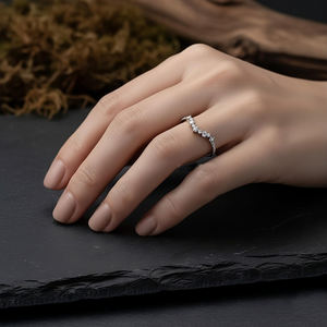 Nuevo Anillo de Moda con Circonita Cúbica, Diseño Curvo en Chevron, Plata de Ley 925, Bañado en Rodio, Engaste Pavé, Delicado y Lujoso para Mujer - Product Image 3