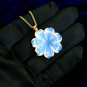 Colgante de flor de opalita grande, collar de cristal tallado a mano para mujer, colgante de piedras preciosas, regalo de cumpleaños, joyería hecha a mano - Product Image 5
