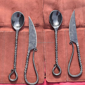 Juego de cubiertos vikingos medievales forjados a mano con bolsa de gamuza Elegancia histórica para su juego de mesa de alta calidad - Product Image 2