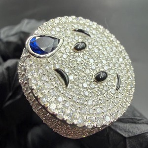 Anillo Hip Hop con diseño de cara triste y lágrimas de zafiro azul, de Plata de ley 925 bañada en oro blanco, con incrustaciones de moissanita. - Product Image 1
