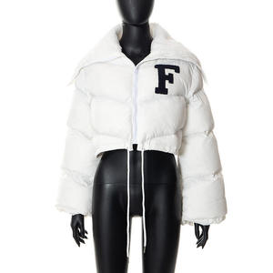 Blouson matelassé blanc avec logo F brodé, col rabattu, fermeture éclair, coupe courte et ample, vêtement d'hiver unisexe, style preppy - Product Image 1