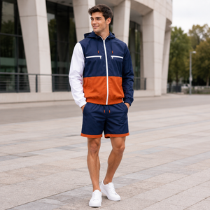 Ensemble survêtement homme personnalisé avec veste coupe-vent à capuche et short, color block, imperméable, en polyester, disponible en OEM/ODM - Product Image 1