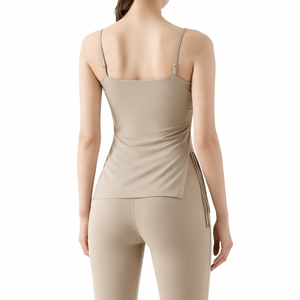 Camiseta de yoga asimétrica sin mangas para mujer, ajustada, ligera y elegante, para gimnasio y fitness. - Product Image 3