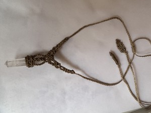 Collar de Macramé con Punta de Cuarzo Transparente Hecho a Mano - Joyería Curativa de Piedra de Cristal Natural - Colgante Estilo Boho para Mujer - Product Image 2