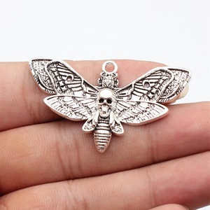 Colgante de Plomo de Aleación Plateada Antigua con Diseño de Mariposa de la Muerte y Alas, 53x31mm, para Regalo de Lector de Tarot Gótico - Product Image 1