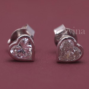 Boucles d'oreilles solitaires en diamant de laboratoire certifié IGI, forme cœur, serties clos en or 18 carats - Product Image 1