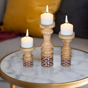 Porte-bougie en bois artisanal au design élégant, lot de 3, base émaillée, pour bougies piliers, offrant des options de personnalisation décoratives. - Product Image 5
