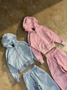 Ensemble survêtement unisexe personnalisé avec sweat à capuche double superposé effet vieilli et pantalon de survêtement large à imprimé en relief - Product Image 4