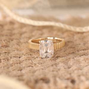 Anillo de Diamante Cultivado en Laboratorio con Certificación IGI, Corte Cojín de 3.5ct, Oro Amarillo de 14K, Banda Acanalada Elegante, Anillo de Compromiso Solitario - Product Image 2