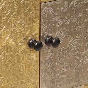 Buffet moderne européen en bois d'acacia massif, artisanal, écologique, durable, avec patchwork métallique multi-tonalités en relief, 2 portes - Product Image 2