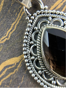 Colgante Personalizable de Cuarzo Ahumado Tallado, para Joyería Unisex, Hecho por JAIPUR SILVER - Product Image 5