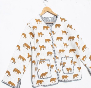 Nouveauté veste matelassée vintage pour femmes manteau Kantha en coton patchwork fait main avec poche avant vêtements d'hiver longs - Product Image 1