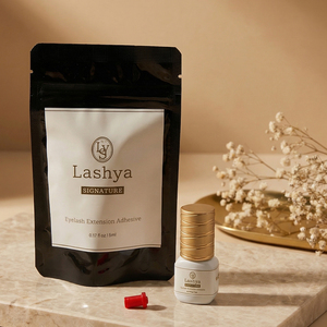 กาวติดขนตาปลอม Lashya รุ่น Signature Adhesive 1-2 วินาที ความหนืดปานกลาง ควบคุมง่ายขึ้น สำหรับมืออาชีพ ขนาด 10 มล. - Product Image 1