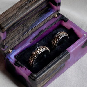Caja de anillos de madera y epoxi. Lindo soporte para anillos de compromiso de resina. Estuche compacto y personalizado para anillos, ideal para regalo. - Product Image 1