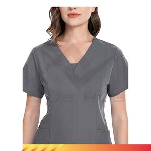 Vente en gros Ensemble de costumes d'hôpital modernes pour femmes avec logo personnalisé Haut à col en V et pantalon de jogging à jambe fuselée en tissu tissé - Product Image 6