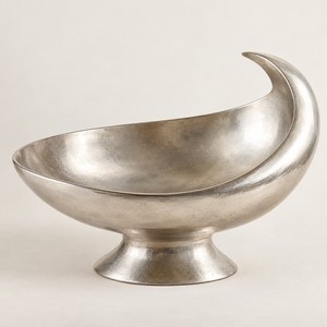 Bol décoratif en aluminium moulé sur piédestal, centre de table en forme de croissant, bol à fruits en métal argenté, décoration de table, fabriqué à la main en Inde - Product Image 1