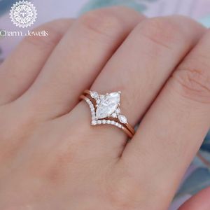 Bague de fiançailles classique pour femme Charm Jewells, trois pierres en moissanite taille coussin, plaqué or 18 carats, sertie à griffes, IGI - Product Image 3