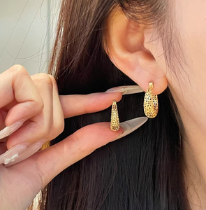 Boucles d'oreilles clips en or massif 18 carats raffiné avec diamants, motif hexagonal ajouré en nid d'abeille, élégantes et raffinées, pour le quotidien, bijoux fins, cadeau de mariage - Product Image 2