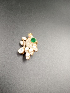 Broche Nœud Papillon en Argent 925 de Luxe Amaira Jewels avec Pierre Verte Taille Émeraude et Diamants Taille Poire Sertis Pavé, Bijoux Fins Unisexe - Product Image 1