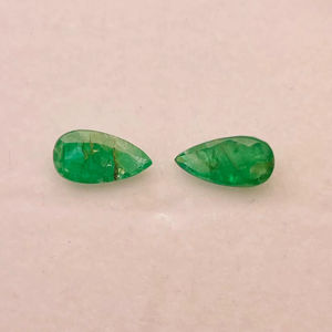 มรกตธรรมชาติจากแซมเบีย รูปทรงลูกแพร์ คู่หนึ่ง น้ำหนัก 2.62 กะรัต คุณภาพดี สีเขียวสวยงาม เงางาม ขัดเงาอย่างสมบูรณ์แบบ เหมาะสำหรับทำเครื่องประดับ - Product Image 1