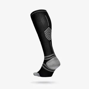 Chaussettes de sport montantes pour hommes, noires, respirantes, en tricot de spandex et polyester, style classique d'été, motif uni - Product Image 3