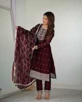 Ensemble trois pièces pour femme, Kurta en soie Rangoli Pure Blooming brodée, avec pantalon Salwar et dupatta en dentelle fantaisie, entièrement cousu.
