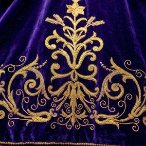 Tunique de cérémonie de luxe en velours violet, broderie en fils d'or, robe royale, robe de mariée artisanale Zardozi, robe de couronnement - Product Image 6