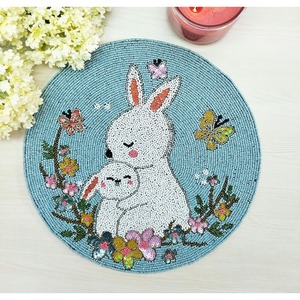 Salvamanteles Floral con Cuentas de Conejo, Hecho a Mano con Cuentas de Vidrio, Decoración de Mesa para Primavera y Pascua, Diseño de Conejo Azul - Product Image 5