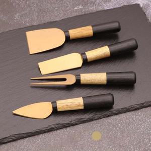 Épandeur de fromage à manche en bois à deux nuances au design unique Éplucheur de beurre plaqué or Ensemble de trancheuses à fromage avec logo personnalisé - Product Image 1