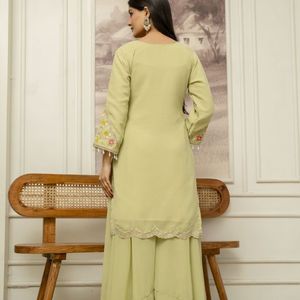 Traje Sharara Premium de Georgette con Bordado de Secuencia Codificada y Dupatta de Seda Georgette Floral para Fiestas - Product Image 2