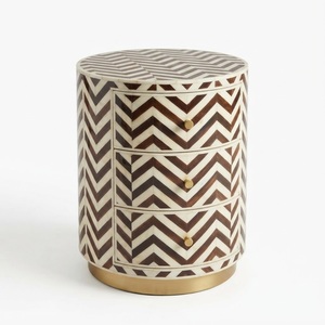 Table de chevet ronde de luxe en os incrusté, fabriquée à la main, avec motif chevron, table d'appoint cylindrique moderne avec 3 tiroirs - Product Image 1