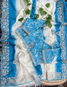Sari en Georgette Fantaisie avec Bordure Brodée et Broderie de Sequins, Sari de Soirée, Sari de Créateur avec Bordure et Pompons Miroir - Product Image 2