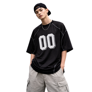 เสื้อยืดโอเวอร์ไซส์ผู้ชาย ผ้าตาข่ายสีดำ พิมพ์ลายตัวเลข เสื้อกีฬา สตรีทแวร์ ทรงหลวม เสื้อออกกำลังกาย - Product Image 1