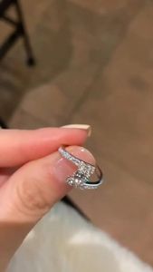 Anillo de compromiso de oro blanco de 14K con diamante cultivado en laboratorio de 1 quilate, anillo bypass, joyería fina nupcial moderna - Product Image 5