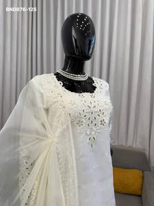 Ensemble Farshi Salwaar-Suit et Dupatta en crêpe naturel de haute qualité, orné de fils et de sequins, à prix de gros. - Product Image 4