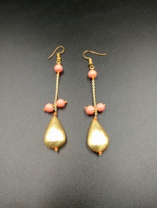 Boucles d'oreilles en laiton plaqué or Amaira Jewels en forme de goutte d'eau avec perles d'imitation, bijoux de mariage classiques pour femmes - Product Image 4