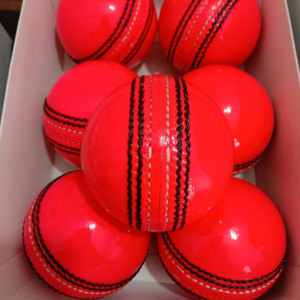 Pelota de críquet roja de cuero cosida a mano, pelota dura cosida a mano para entrenamiento profesional. - Product Image 2