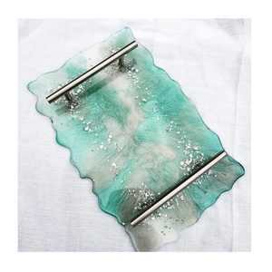 Plateau de service de luxe noir et or en résine avec 4 sous-verres, style géode moderne, plateau en agate avec poignées en métal doré - Product Image 3