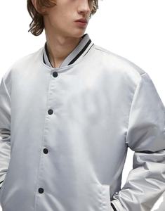 Chaqueta Universitaria Bomber de Seda Satinada con Bordado Frontal Personalizado al por Mayor, de Alta Calidad, Resistente al Viento, para Hombre - Product Image 4