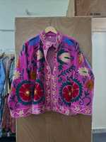 Chaqueta Acolchada Suzani de Terciopelo Verde Hecha a Mano con Bordado Verde Azulado, Patrones Florales Atrevidos, Forro de Algodón, Ecológica y Transpirable