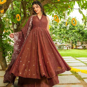 Set Kurti Tiga Potong Kain Crunchy Eksklusif Grosir Dengan Sharara Model Melebar Dan Dupatta Bordir, Tinggi 49 Inci - Product Image 1