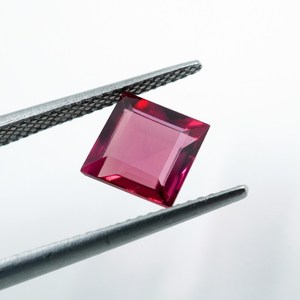 พลอยเบอร์ริลสีชมพูแดง HAYAAT GEMS น้ำหนัก 1.50 กะรัต ผลิตในห้องปฏิบัติการ รูปทรงเหลี่ยมเพชรพลอย สำหรับทำเครื่องประดับ แหล่งกำเนิดราชสถาน - Product Image 3