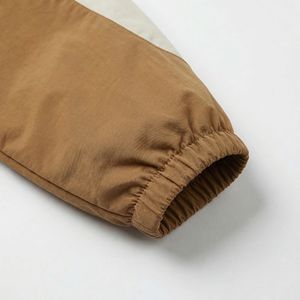 Chaqueta deportiva con cremallera frontal en bloques de color camel, caqui y crema — Cortavientos retro unisex con paneles en contraste |   Marca Privada OEM/ODM - Product Image 4
