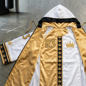 Bata de Boxeo Regal Three, Dorada y Blanca, con Logotipo Bordado, Unisex, para Artes Marciales, Chaqueta Abierta, Bata para Combate de Boxeo - Product Image 3
