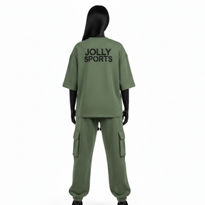 Conjunto de camiseta de algodón polar verde oliva de 300 GSM y pantalones cargo para mujer con logo en relieve de goma. Conjuntos para mujer. - Product Image 2