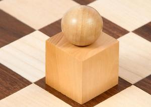 Jeu d'échecs abstrait géométrique Bauhaus 1924 reproduit, en bois de Sheesham et de buis, avec un roi de 1,9 pouce, au meilleur prix - Product Image 3